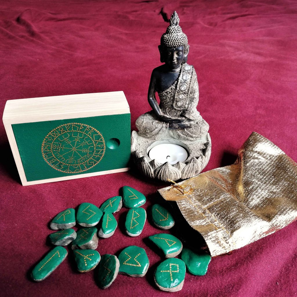 Runes divinatoires émeraude